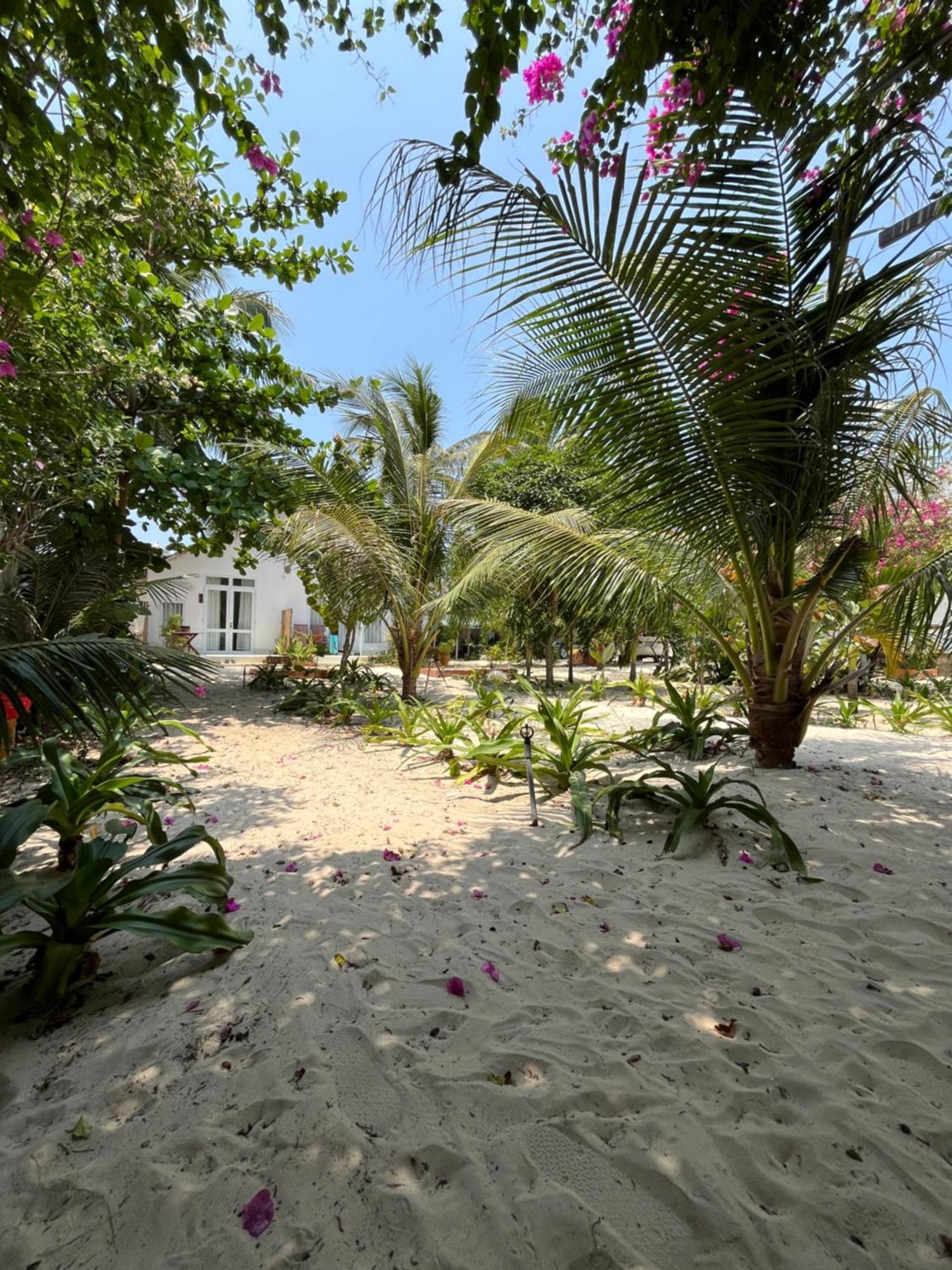 Robinson Beach Bungalow Vinh Hoa Exterior photo