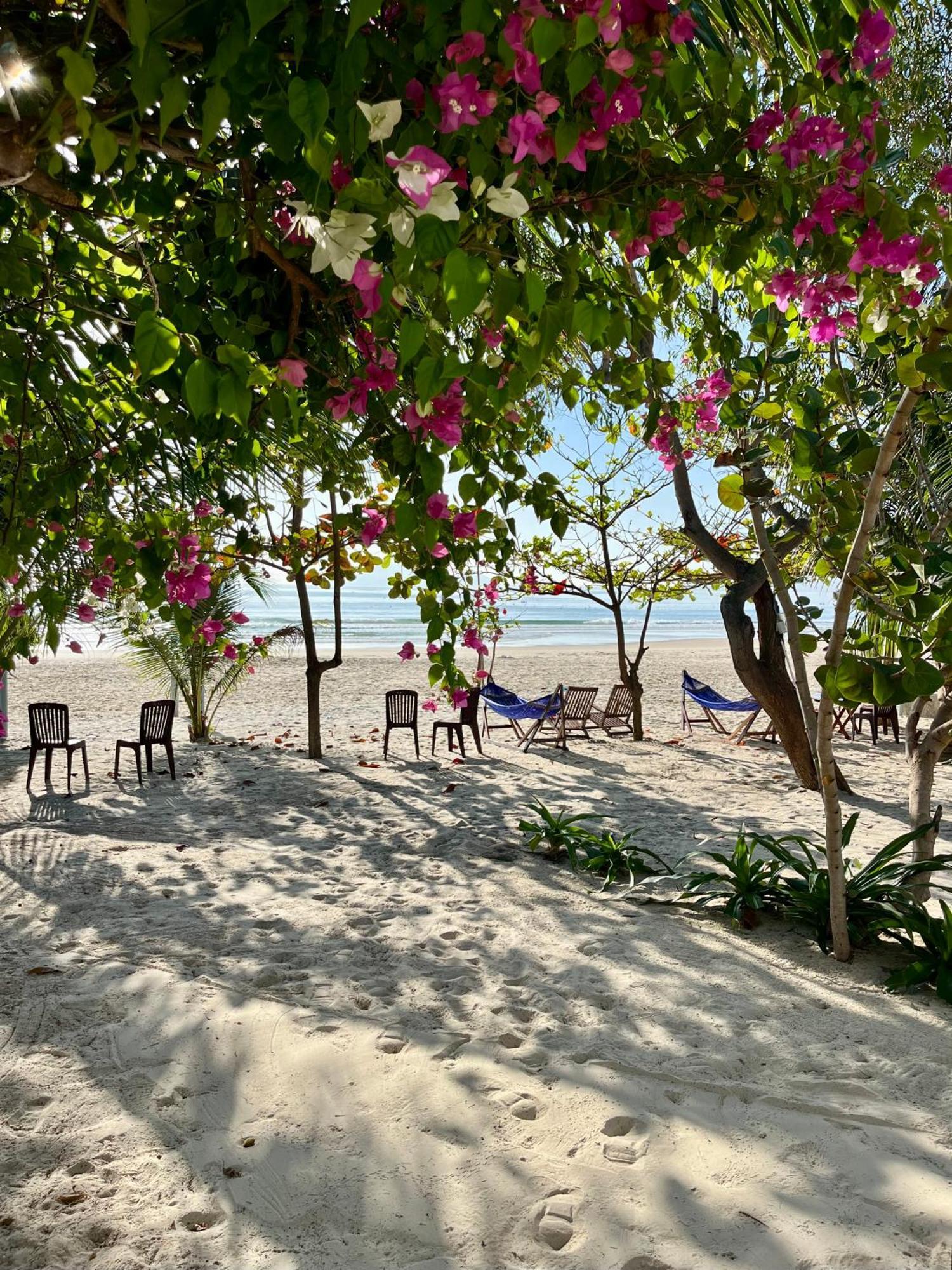 Robinson Beach Bungalow Vinh Hoa Exterior photo